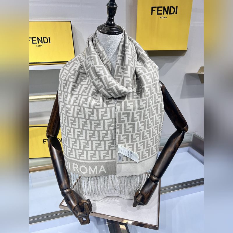 新款極品 Fendi今年最火的圍巾 全世界都在搶的老花FF字母款 主打的限量大極