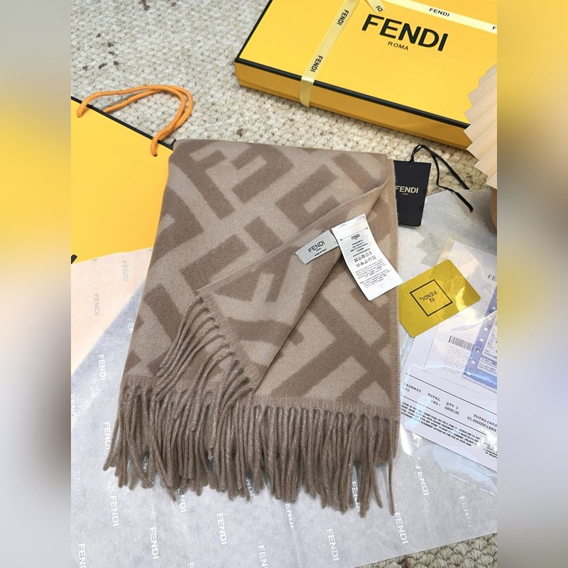 市面最好的貨，歡迎對比VS極品 Fendi今年最火的圍巾 全世界都在搶的老花FF