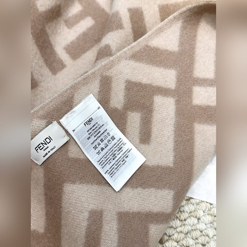 市面最好的貨，歡迎對比VS極品 Fendi今年最火的圍巾 全世界都在搶的老花FF