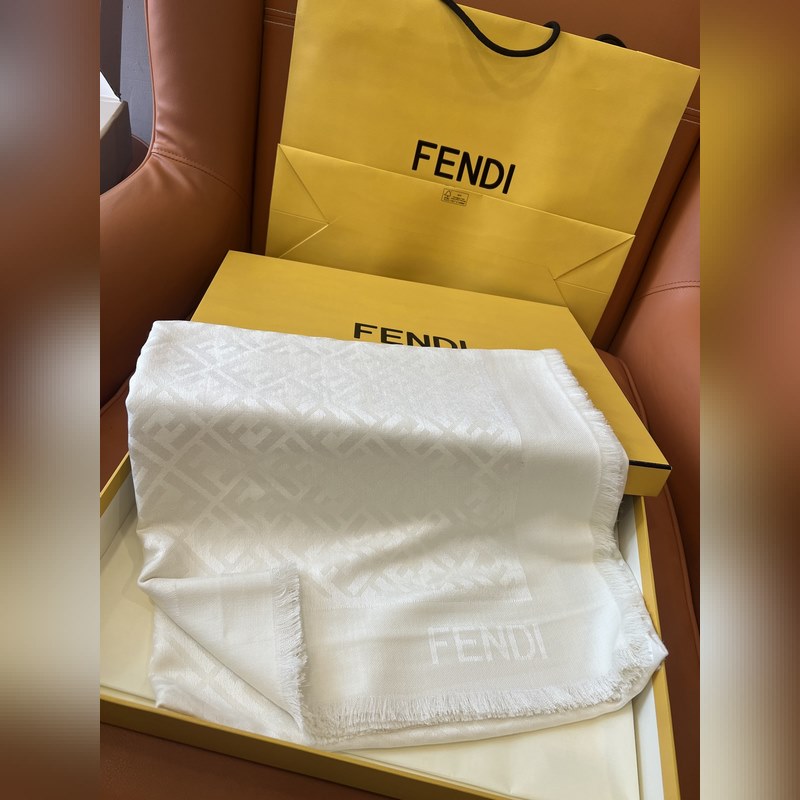 Fendi 新[ FF字母提花絲巾披肩] 滿Logo設計提花 材質：60%桑蠶絲