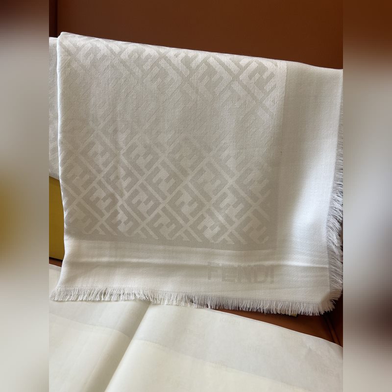 Fendi 新[ FF字母提花絲巾披肩] 滿Logo設計提花 材質：60%桑蠶絲