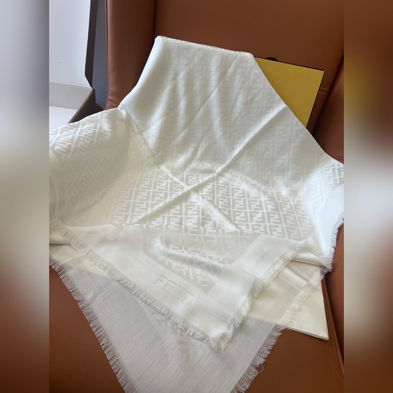 Fendi 新[ FF字母提花絲巾披肩] 滿Logo設計提花 材質：60%桑蠶絲