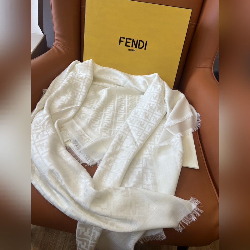 Fendi 新[ FF字母提花絲巾披肩] 滿Logo設計提花 材質：60%桑蠶絲
