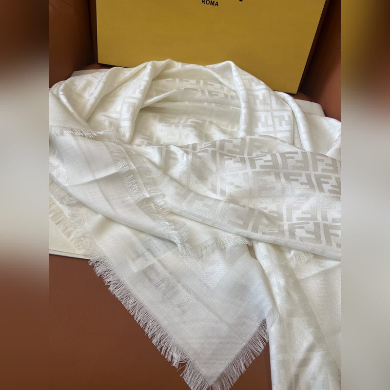 Fendi 新[ FF字母提花絲巾披肩] 滿Logo設計提花 材質：60%桑蠶絲