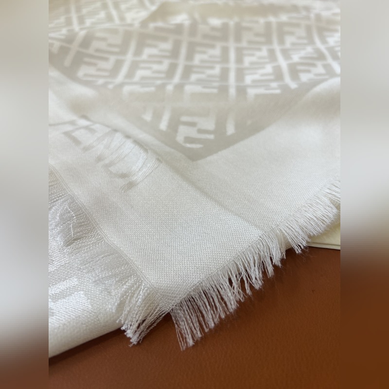 Fendi 新[ FF字母提花絲巾披肩] 滿Logo設計提花 材質：60%桑蠶絲