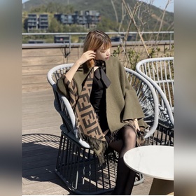 [高品質]芬迪Fendi重磅FF字母元素羊毛鬥篷，專櫃新色 F主打的鬥篷，專櫃也