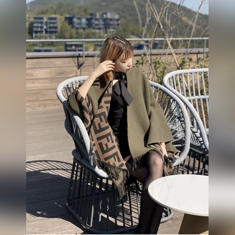 [高品質(zhì)]芬迪Fendi重磅FF字母元素羊毛鬥篷，專櫃新色 F主打的鬥篷，專櫃也