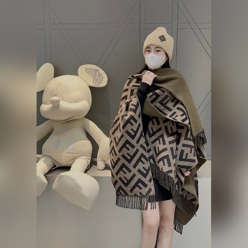 [高品質(zhì)]芬迪Fendi重磅FF字母元素羊毛鬥篷，專櫃新色 F主打的鬥篷，專櫃也