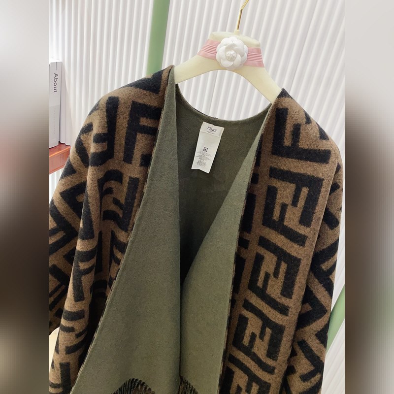 [高品質(zhì)]芬迪Fendi重磅FF字母元素羊毛鬥篷，專櫃新色 F主打的鬥篷，專櫃也