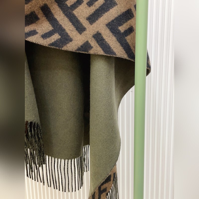 [高品質(zhì)]芬迪Fendi重磅FF字母元素羊毛鬥篷，專櫃新色 F主打的鬥篷，專櫃也