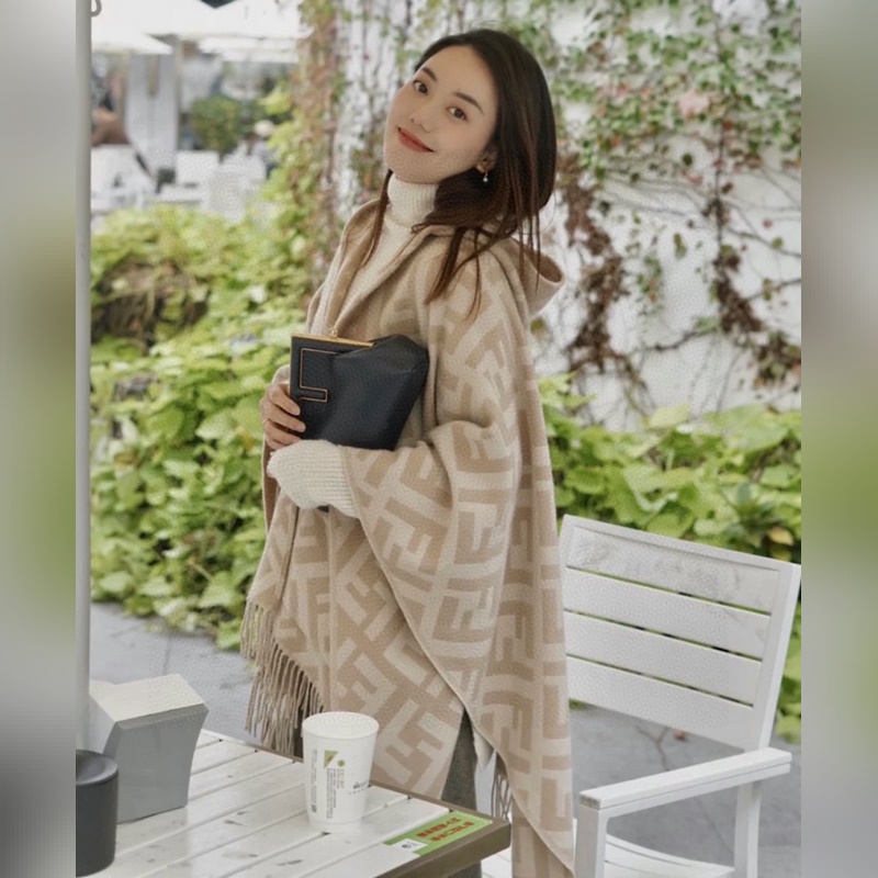 同步專櫃！Fendi限量款連帽鬥篷披肩]重磅！！純羊絨打造！！此款FF披風是Fe