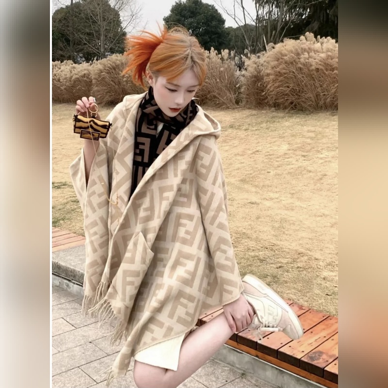 同步專櫃！Fendi限量款連帽鬥篷披肩]重磅！！純羊絨打造！！此款FF披風是Fe