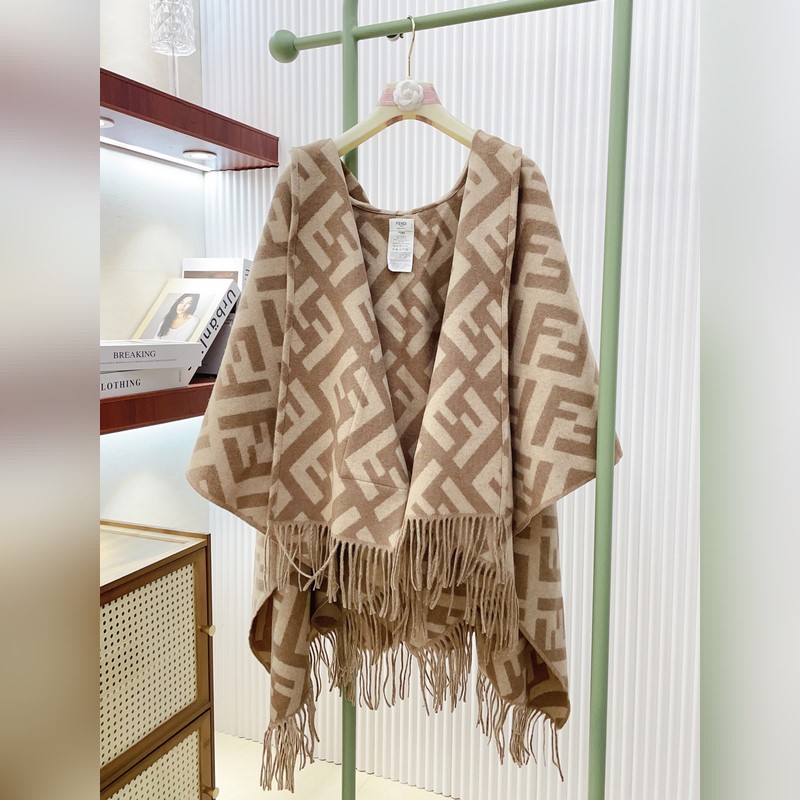 同步專櫃！Fendi限量款連帽鬥篷披肩]重磅！！純羊絨打造！！此款FF披風是Fe