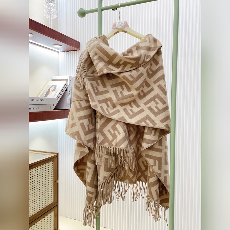 同步專櫃！Fendi限量款連帽鬥篷披肩]重磅！！純羊絨打造！！此款FF披風是Fe