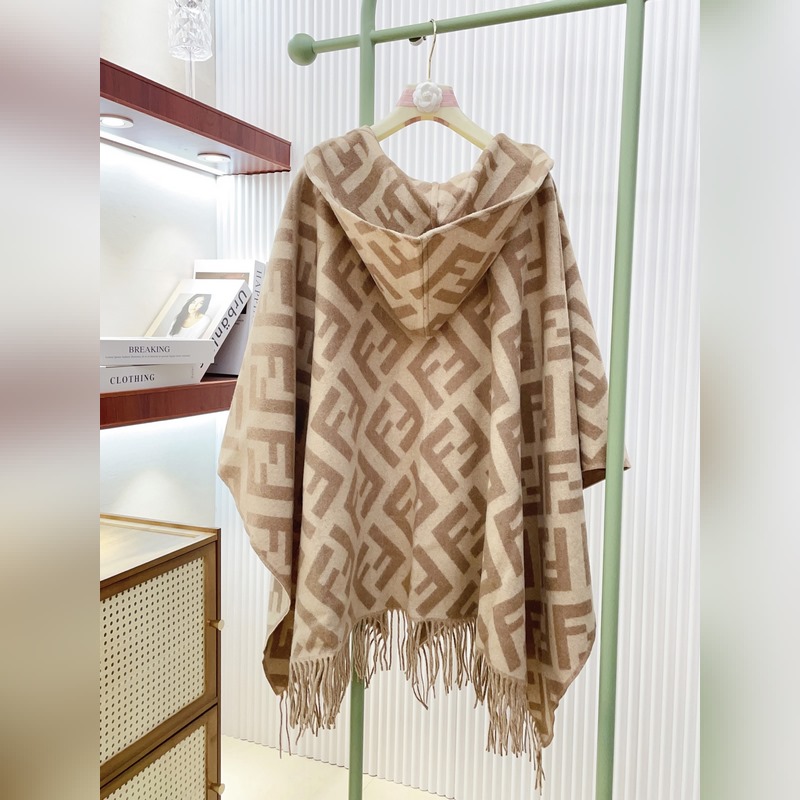 同步專櫃！Fendi限量款連帽鬥篷披肩]重磅！！純羊絨打造！！此款FF披風是Fe