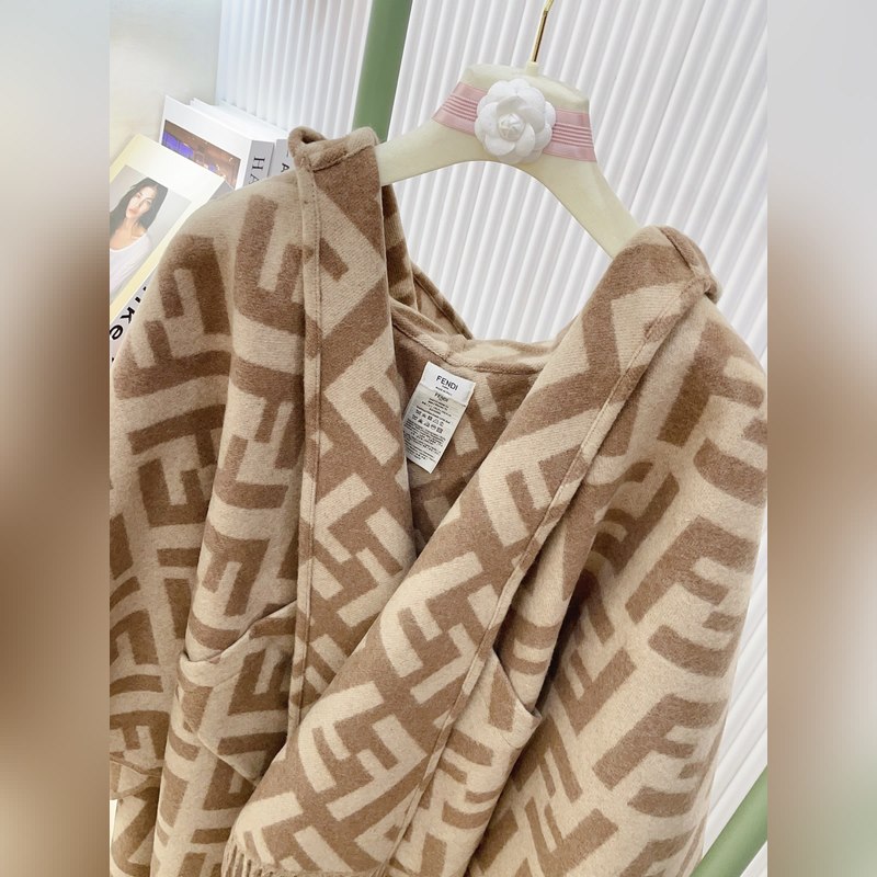 同步專櫃！Fendi限量款連帽鬥篷披肩]重磅！！純羊絨打造！！此款FF披風是Fe