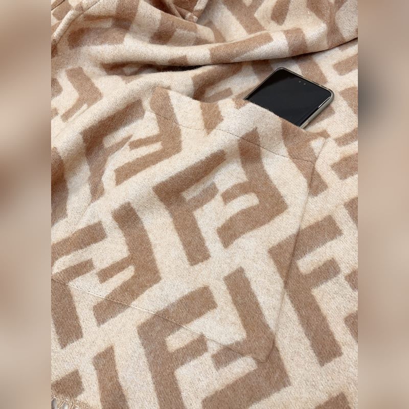 同步專櫃！Fendi限量款連帽鬥篷披肩]重磅！！純羊絨打造！！此款FF披風是Fe