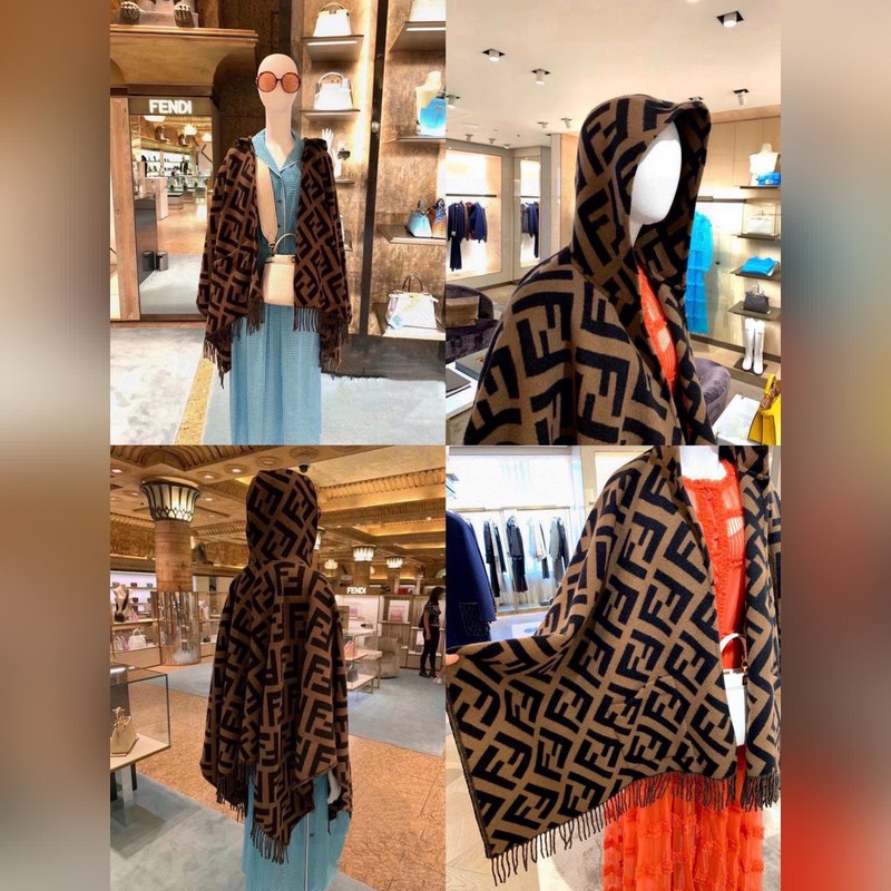 同步專櫃！Fendi限量款連帽鬥篷披肩]重磅！！純羊絨打造！！此款FF披風是Fe