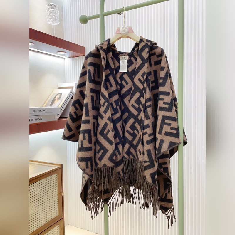 同步專櫃！Fendi限量款連帽鬥篷披肩]重磅！！純羊絨打造！！此款FF披風是Fe