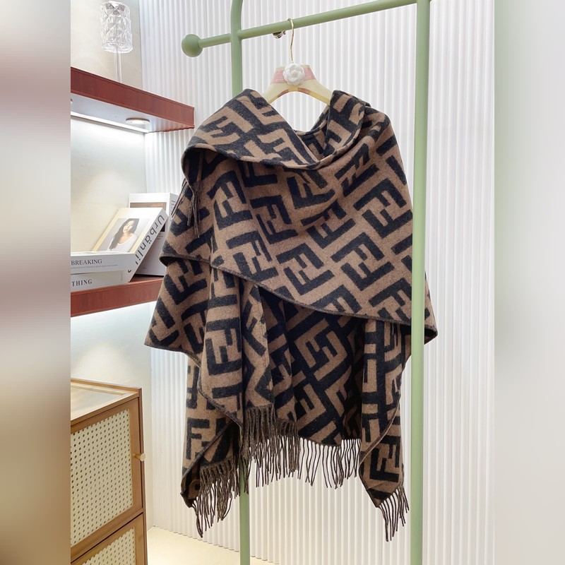 同步專櫃！Fendi限量款連帽鬥篷披肩]重磅！！純羊絨打造！！此款FF披風是Fe