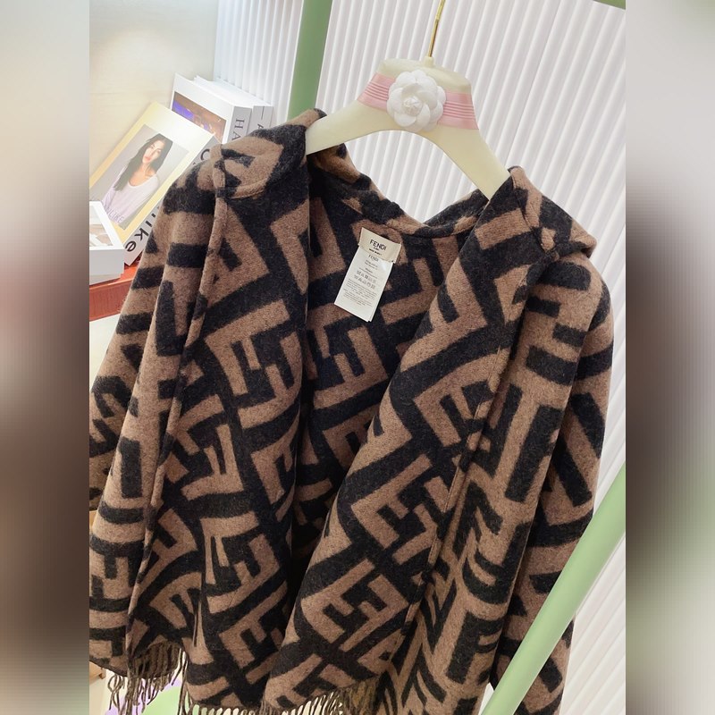 同步專櫃！Fendi限量款連帽鬥篷披肩]重磅！！純羊絨打造！！此款FF披風是Fe