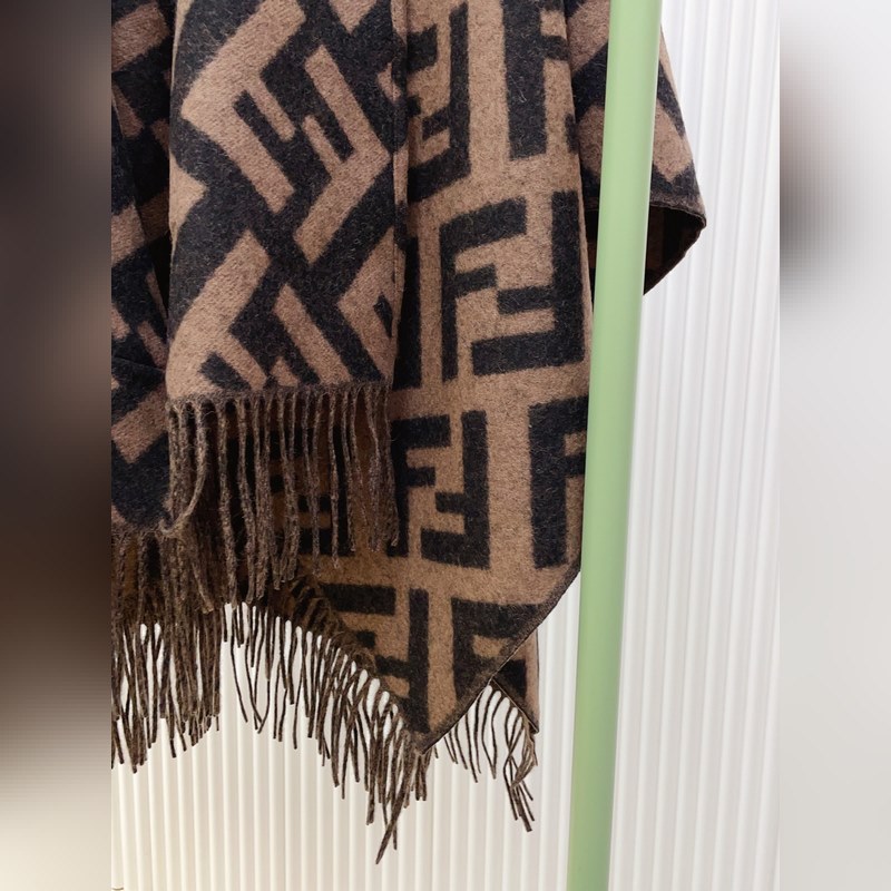 同步專櫃！Fendi限量款連帽鬥篷披肩]重磅！！純羊絨打造！！此款FF披風是Fe