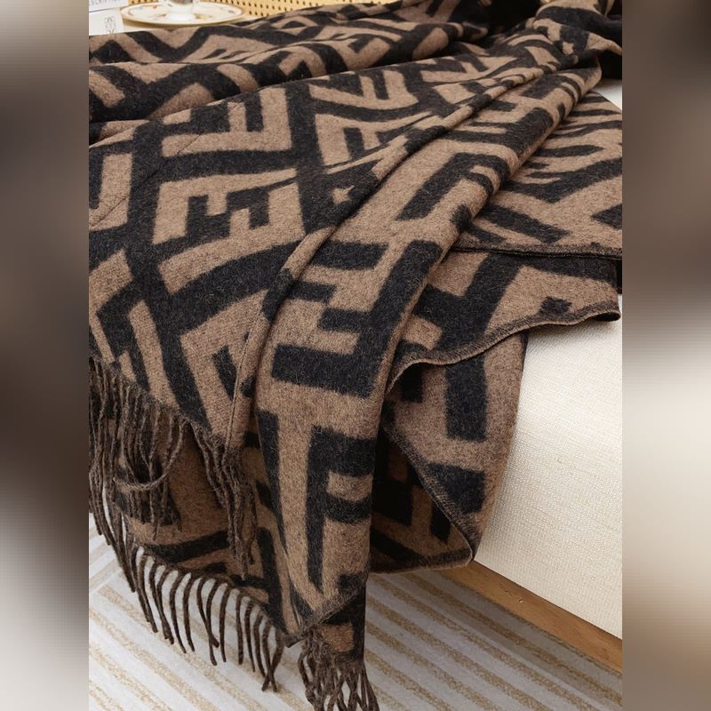 同步專櫃！Fendi限量款連帽鬥篷披肩]重磅！！純羊絨打造！！此款FF披風是Fe