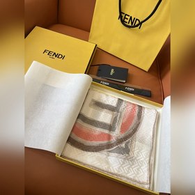 FENDI，從未失望過，絲巾的圖案設計非常精緻!! 雙F標志性元素提花做為底紋，