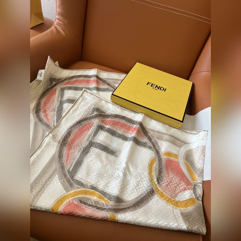 FENDI，從未失望過，絲巾的圖案設計非常精緻!! 雙F標志性元素提花做為底紋，