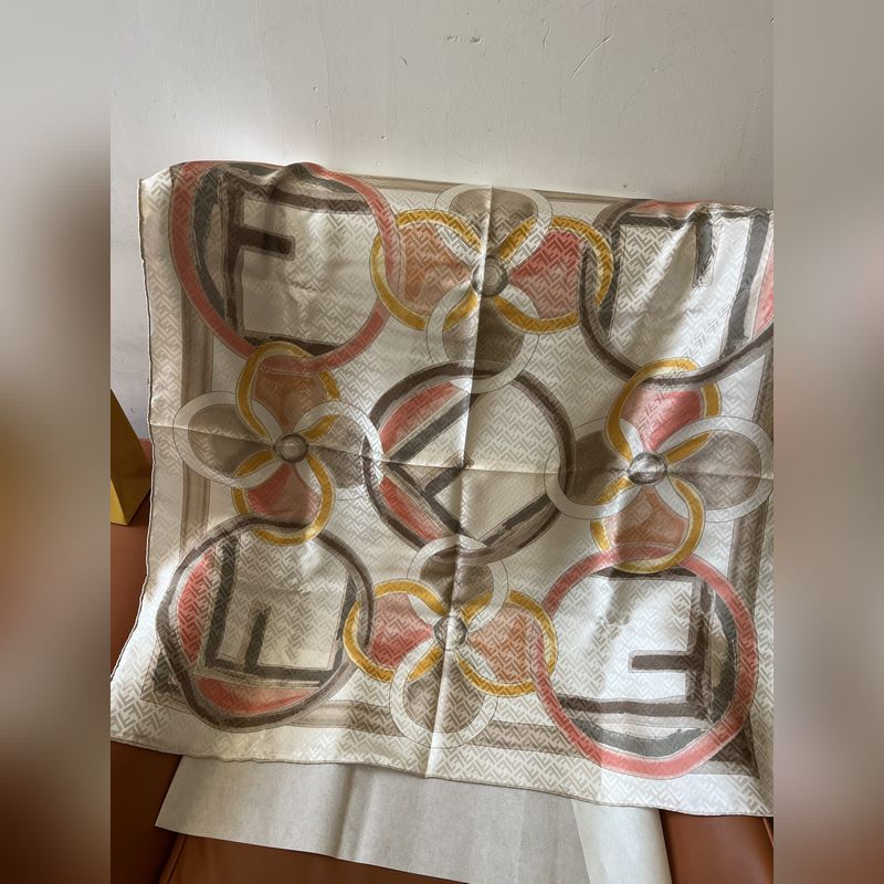 FENDI，從未失望過，絲巾的圖案設計非常精緻!! 雙F標志性元素提花做為底紋，