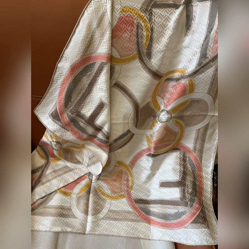 FENDI，從未失望過，絲巾的圖案設計非常精緻!! 雙F標志性元素提花做為底紋，