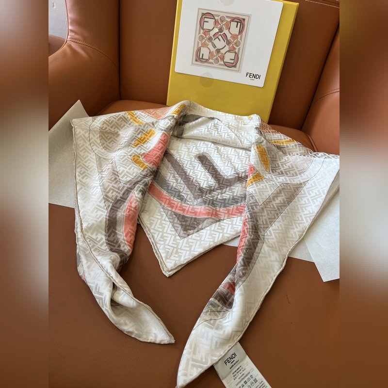 FENDI，從未失望過，絲巾的圖案設計非常精緻!! 雙F標志性元素提花做為底紋，