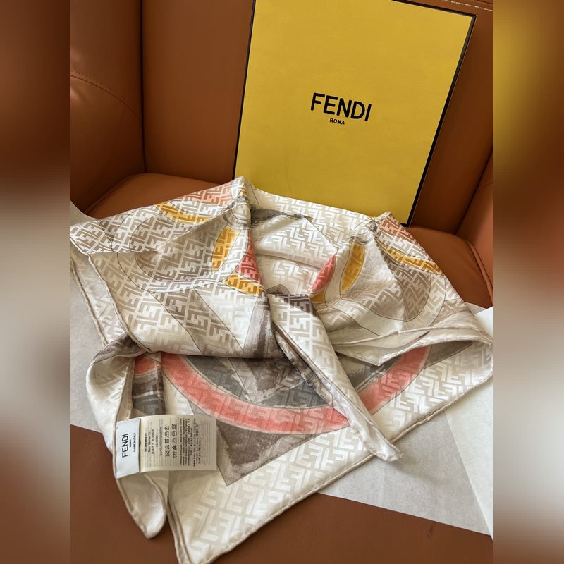 FENDI，從未失望過，絲巾的圖案設計非常精緻!! 雙F標志性元素提花做為底紋，