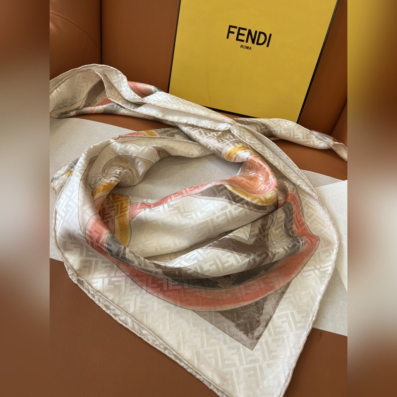 FENDI，從未失望過，絲巾的圖案設計非常精緻!! 雙F標志性元素提花做為底紋，