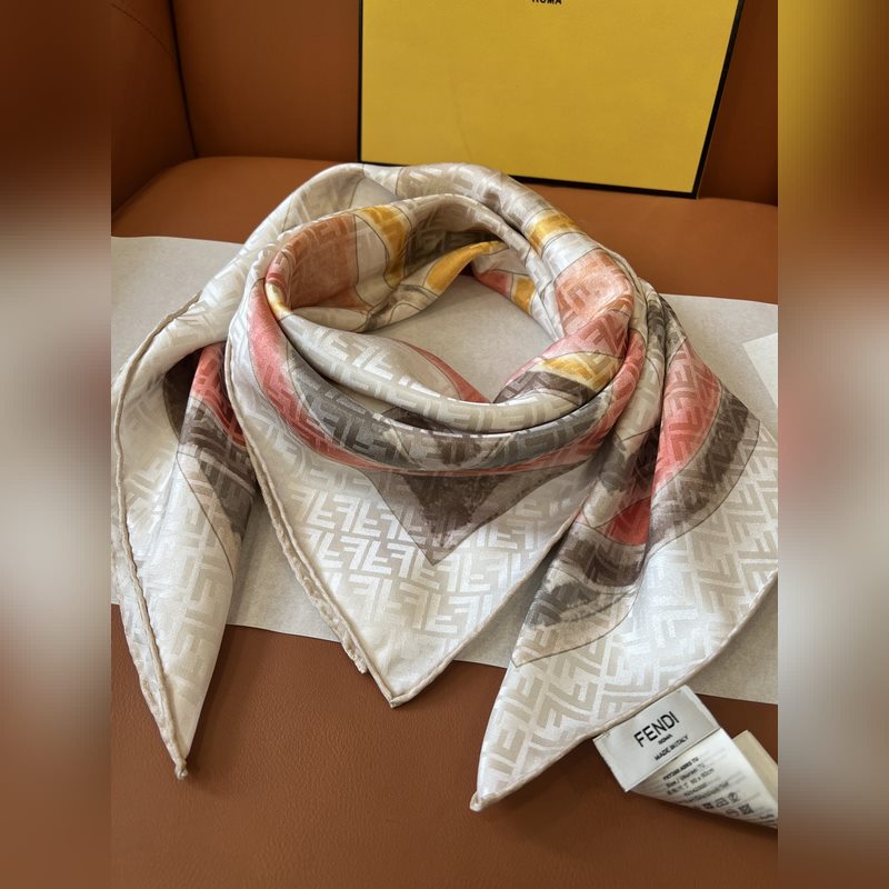 FENDI，從未失望過，絲巾的圖案設計非常精緻!! 雙F標志性元素提花做為底紋，