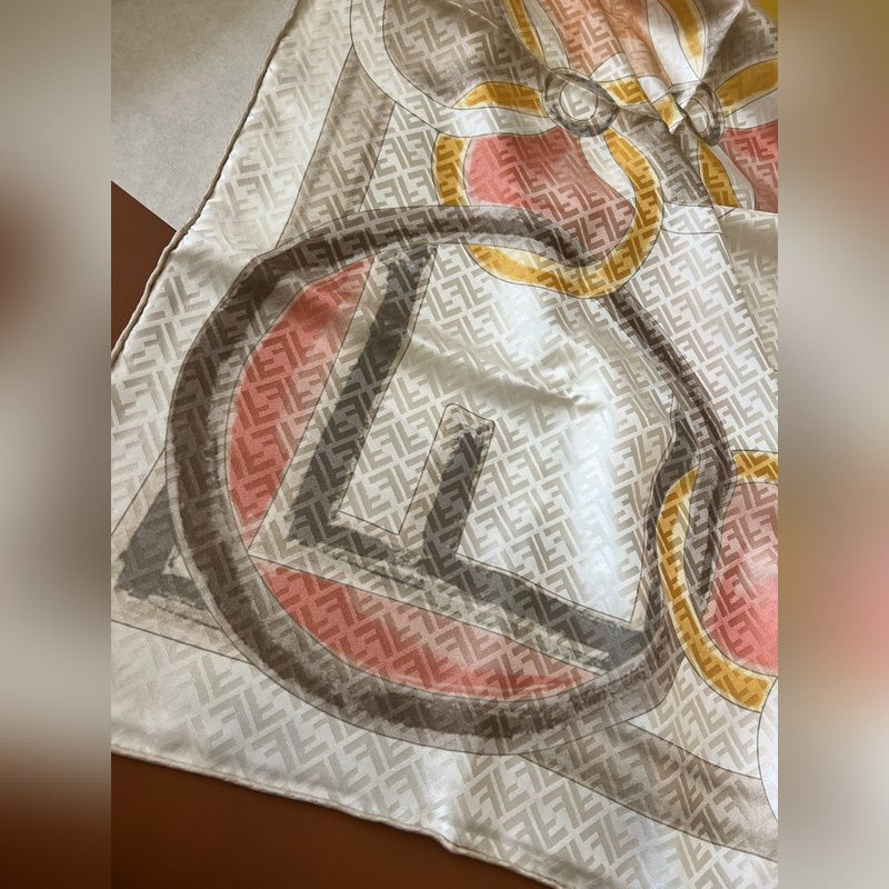 FENDI，從未失望過，絲巾的圖案設計非常精緻!! 雙F標志性元素提花做為底紋，