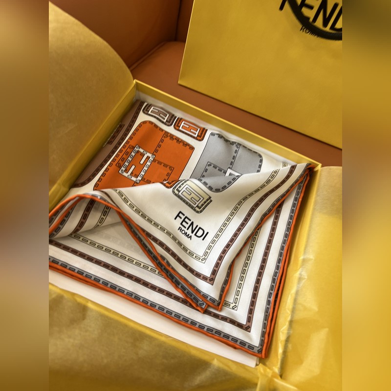 原單品質！ 這恐怕是FENDI本年度最好看的絲巾沒有之一了！滿身印有不同尺寸的F