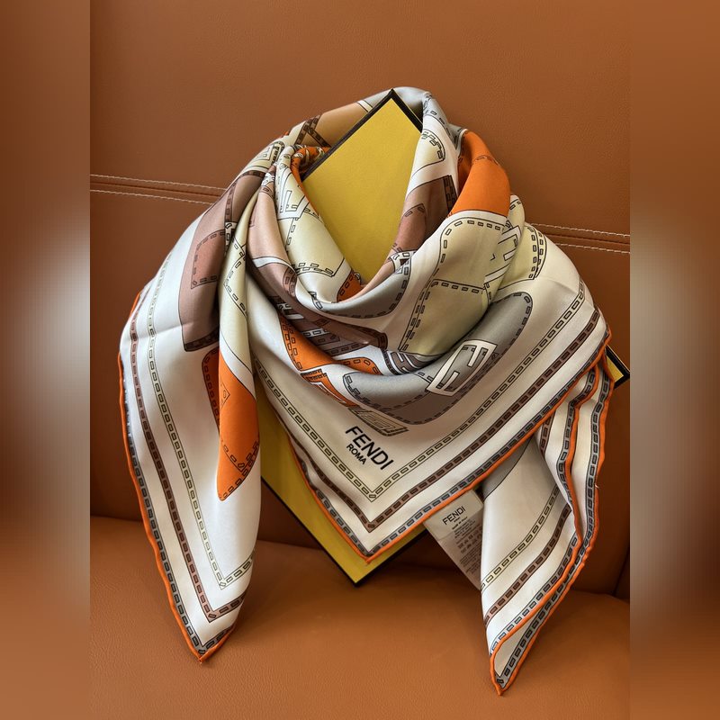 原單品質！ 這恐怕是FENDI本年度最好看的絲巾沒有之一了！滿身印有不同尺寸的F