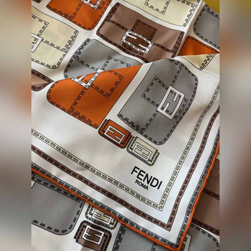 原單品質！ 這恐怕是FENDI本年度最好看的絲巾沒有之一了！滿身印有不同尺寸的F