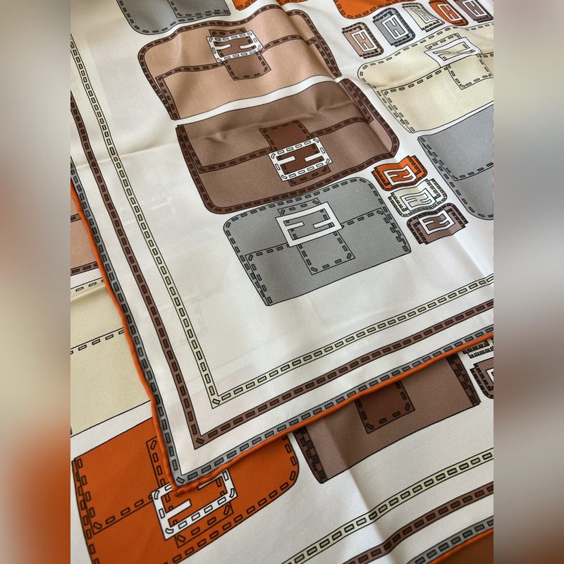 原單品質！ 這恐怕是FENDI本年度最好看的絲巾沒有之一了！滿身印有不同尺寸的F