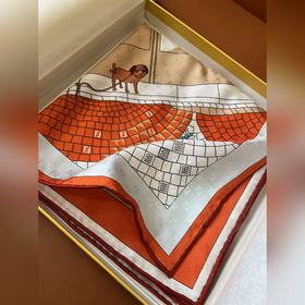 Fendi方形圍巾 桑蠶絲斜紋布材質。采用定制的 Walking around