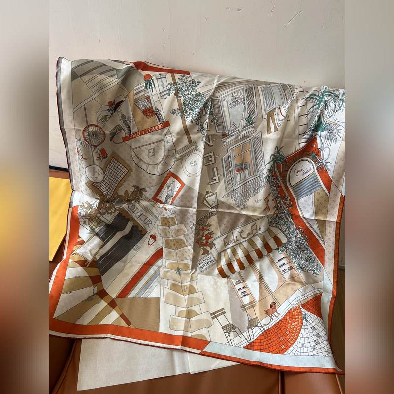 Fendi方形圍巾 桑蠶絲斜紋布材質。采用定制的 Walking around