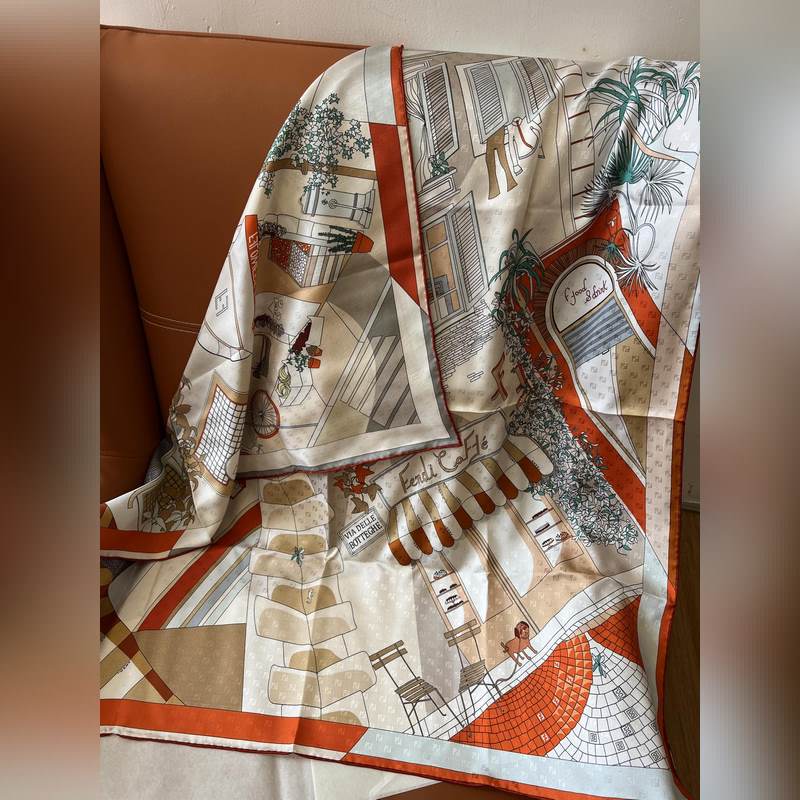 Fendi方形圍巾 桑蠶絲斜紋布材質。采用定制的 Walking around