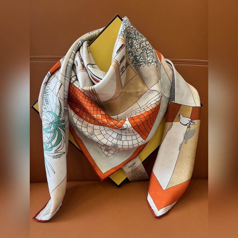 Fendi方形圍巾 桑蠶絲斜紋布材質。采用定制的 Walking around
