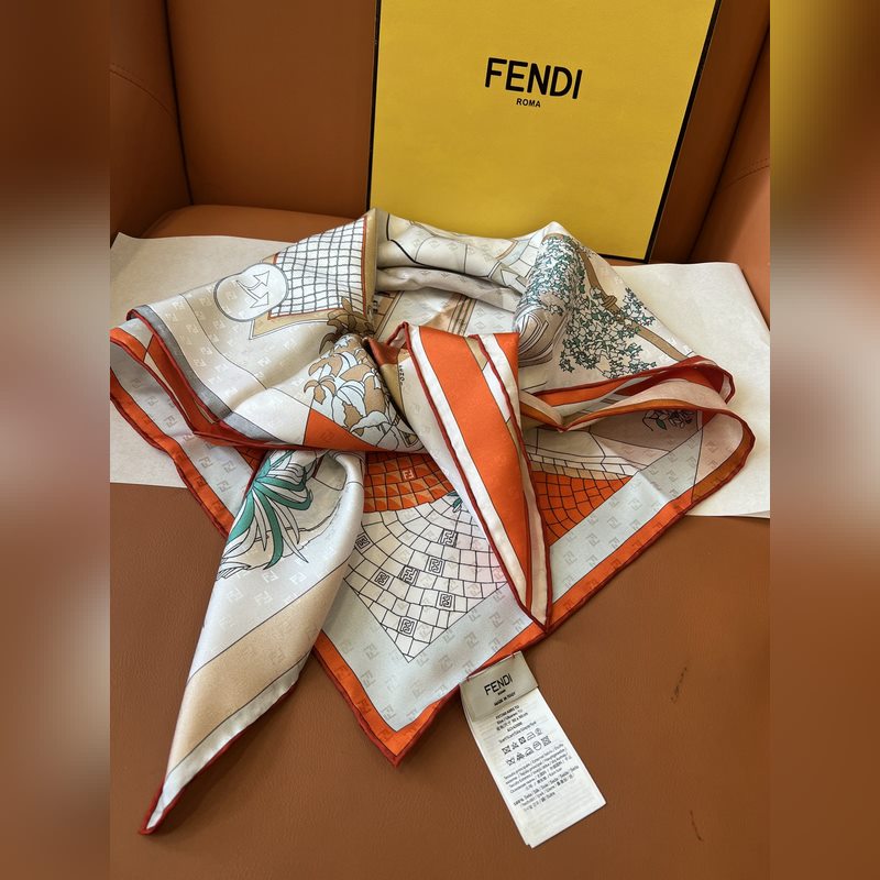 Fendi方形圍巾 桑蠶絲斜紋布材質。采用定制的 Walking around