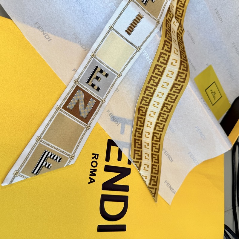 芬迪最讓人心動的絲巾終于出來啦，超有辨識 FENDI雙面佩戴束發帶絲巾 雙面可穿