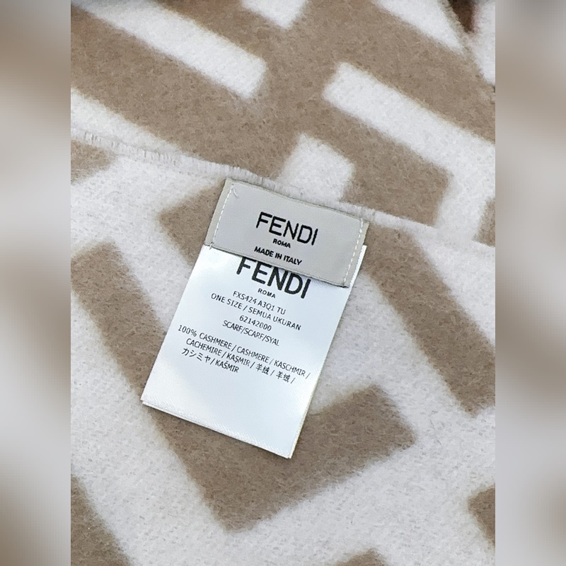 Fendi老花漸變雙面羊絨圍巾，柔軟細(xì)膩的雙面風(fēng)格，F(xiàn)F經(jīng)典提花漸變 柔軟的羊毛