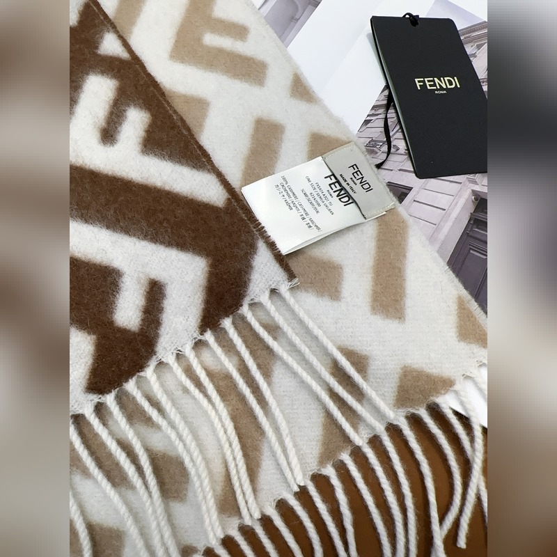 Fendi老花漸變雙面羊絨圍巾，柔軟細(xì)膩的雙面風(fēng)格，F(xiàn)F經(jīng)典提花漸變 柔軟的羊毛