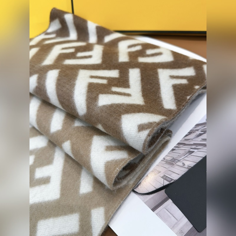 Fendi老花漸變雙面羊絨圍巾，柔軟細(xì)膩的雙面風(fēng)格，F(xiàn)F經(jīng)典提花漸變 柔軟的羊毛