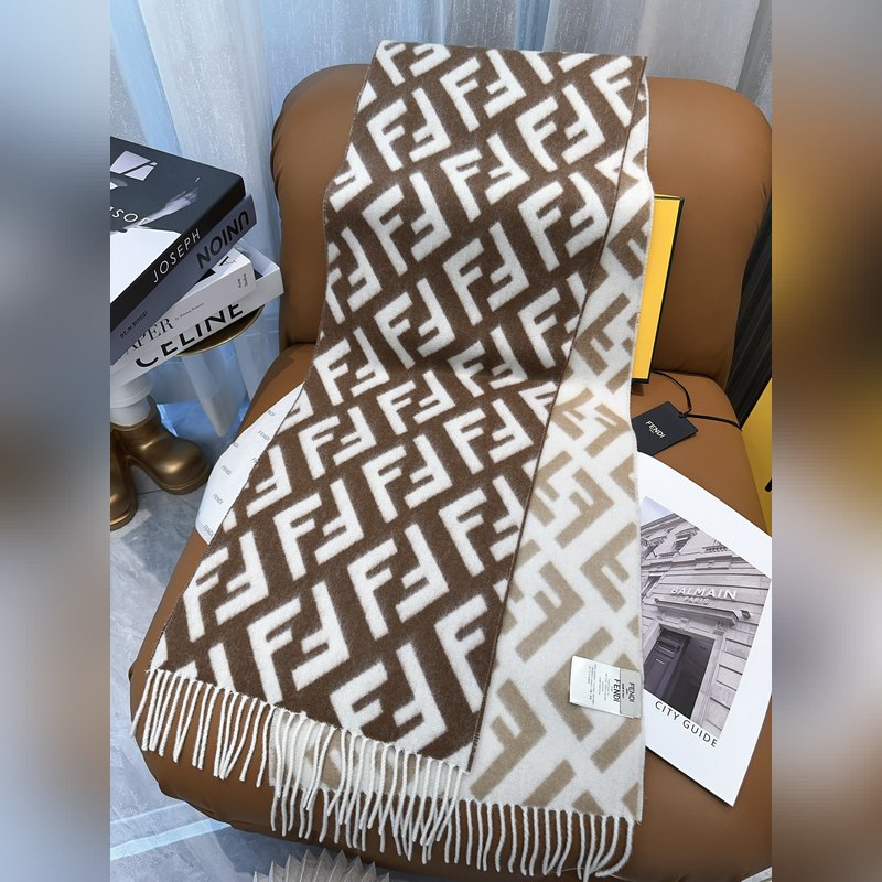 Fendi老花漸變雙面羊絨圍巾，柔軟細(xì)膩的雙面風(fēng)格，F(xiàn)F經(jīng)典提花漸變 柔軟的羊毛